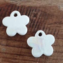 Keramiek kralen bloem wit met olieglans 30mm