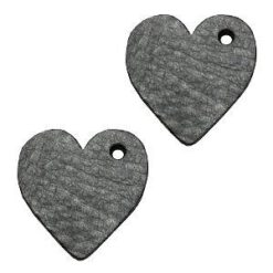De leer hangers zijn 25mm groot en kunnen nu ook perfect aan een mooie armband of fijnere ketting gedragen worden.