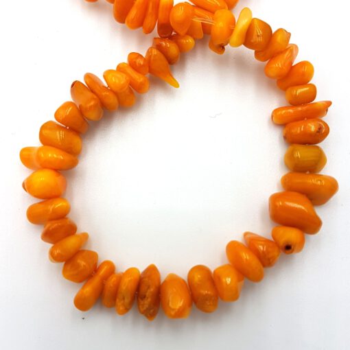 Kleine stukjes schelp kraaltjes oranje (56-10mm)(per 10st)