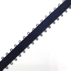Dubbelzijdig Satijnlint 10mm Donkerblauw met lusjes (band 6mm, incl. lusjes 10mm) Dubbelzijdig satijn is een lint met luxe uitstraling en een mooie glans. Dubbelzijdig satijn lint heeft aan beide zijde dezelfde glans en structuur.Daardoor is dit lint uitermate geschikt voor projecten waarbij 2 zijden van het lint zichtbaar blijven, bv strikken aan armbandjes of sleutelhangers. Het is leuk voor armbandjes en sleutelhangers te maken.
