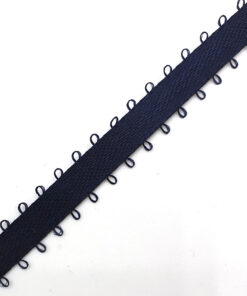 Dubbelzijdig Satijnlint 10mm Donkerblauw met lusjes (band 6mm, incl. lusjes 10mm) Dubbelzijdig satijn is een lint met luxe uitstraling en een mooie glans. Dubbelzijdig satijn lint heeft aan beide zijde dezelfde glans en structuur.Daardoor is dit lint uitermate geschikt voor projecten waarbij 2 zijden van het lint zichtbaar blijven, bv strikken aan armbandjes of sleutelhangers. Het is leuk voor armbandjes en sleutelhangers te maken.