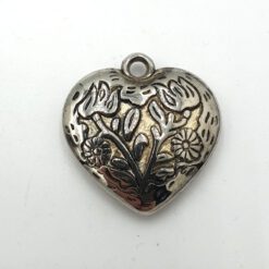 Metallook bedel plat Hart 30mm antiek zilver