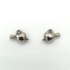 Metallook bedel hartje met pijl 13x8mm zilver