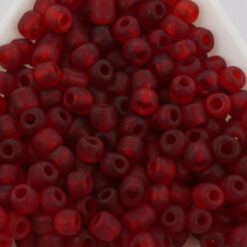 Rocailles 6/0 frosted transparant - rood mat