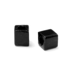 We hebben in ons assortiment Miyuki kralen een ruime keuze aan kleurtjes en maten. Deze Miyuki cubes 1.8mm in Opaque black SB18-401 zijn perfect voor fijn rijgwerk, doordat alle kraaltjes dezelfde maat hebben. Maak de mooiste creaties met deze kleine kraaltjes van hoogwaardige kwaliteit (rijggat 0.8mm). Er zitten ongeveer 425 kraaltjes in 1 verpakking. Materiaal: glas Maat: ca. 1.8mm Aantal: 5gr ongeveer 425 kralen
